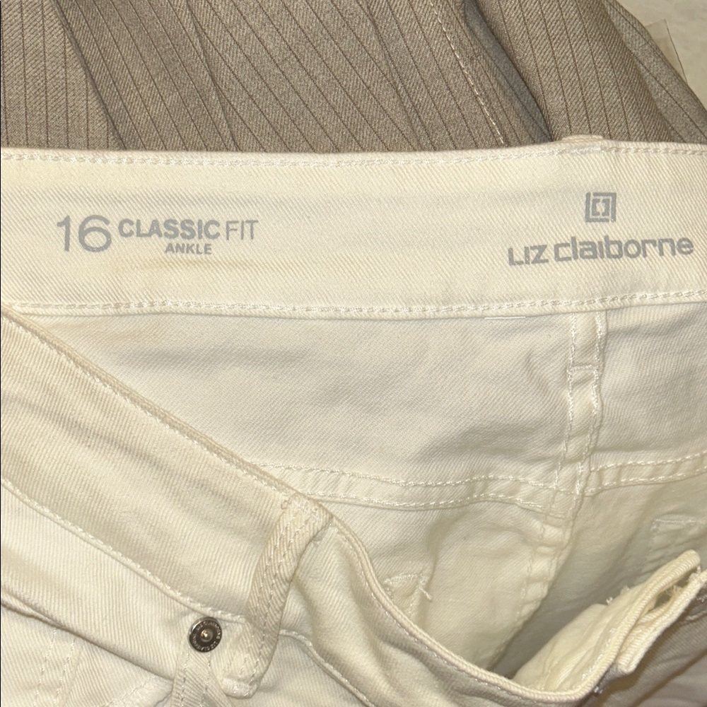 Women's White Jeans - Picture 4 of 4